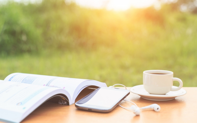 Оседлав доску, чувствуя, что море и ветер носят его туда и сюда, он продержался, как мог